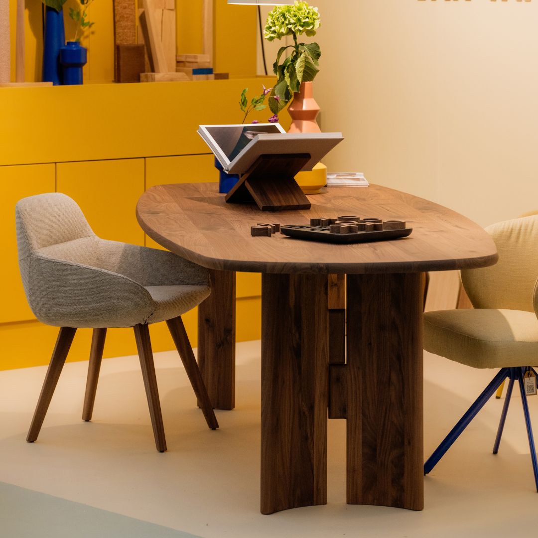 Notenhouten eettafel met houten wang onderstel