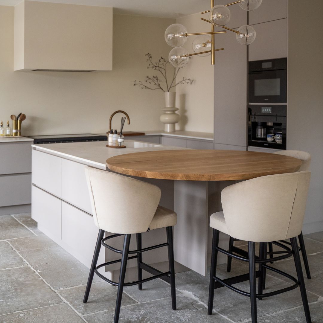 Ronde bartafel op maat verwerkt in het keukeneiland