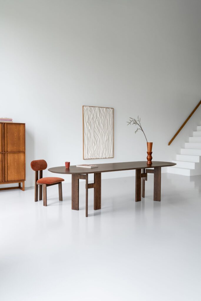 Complete meubelset Van Tafel met houten tafel, eetkamerstoel met houten poot en houten buffetkast op maat