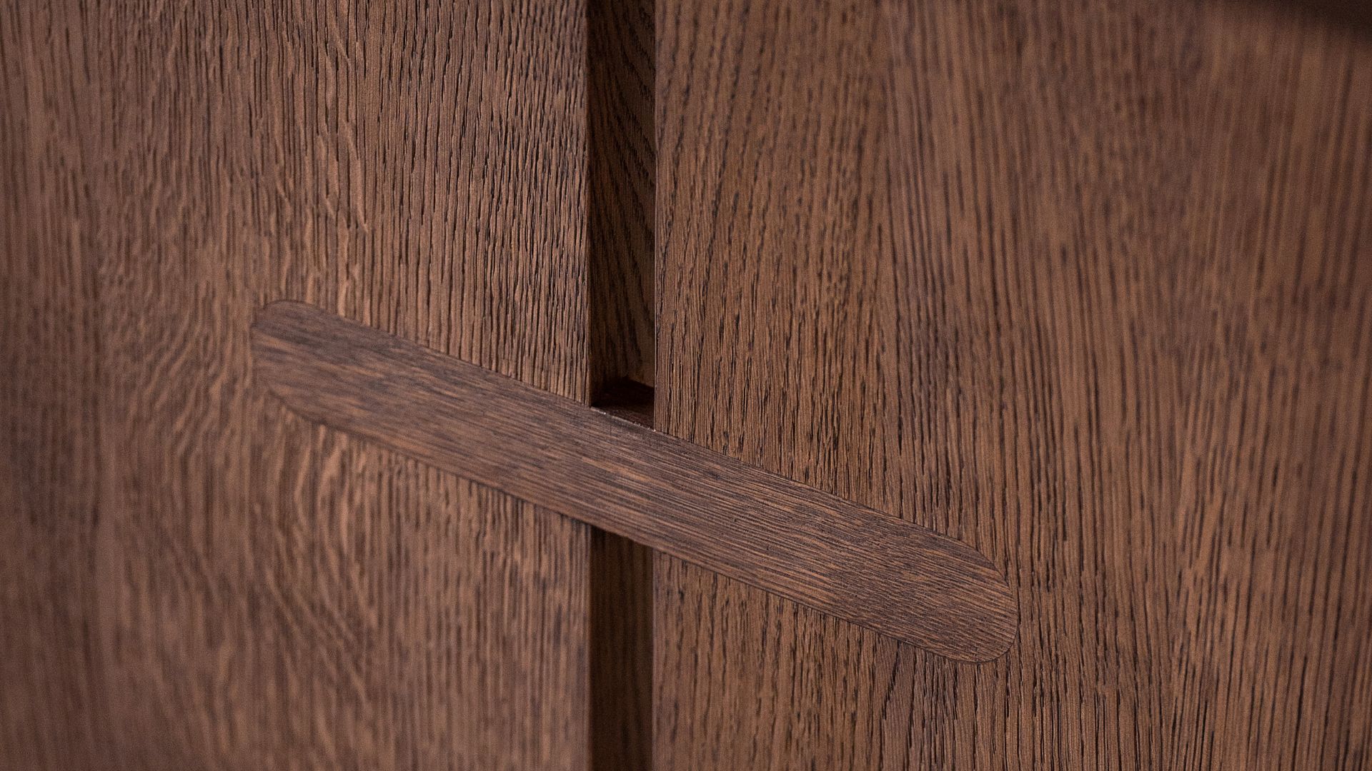 Close-up houten detail in massief houten tafelonderstel