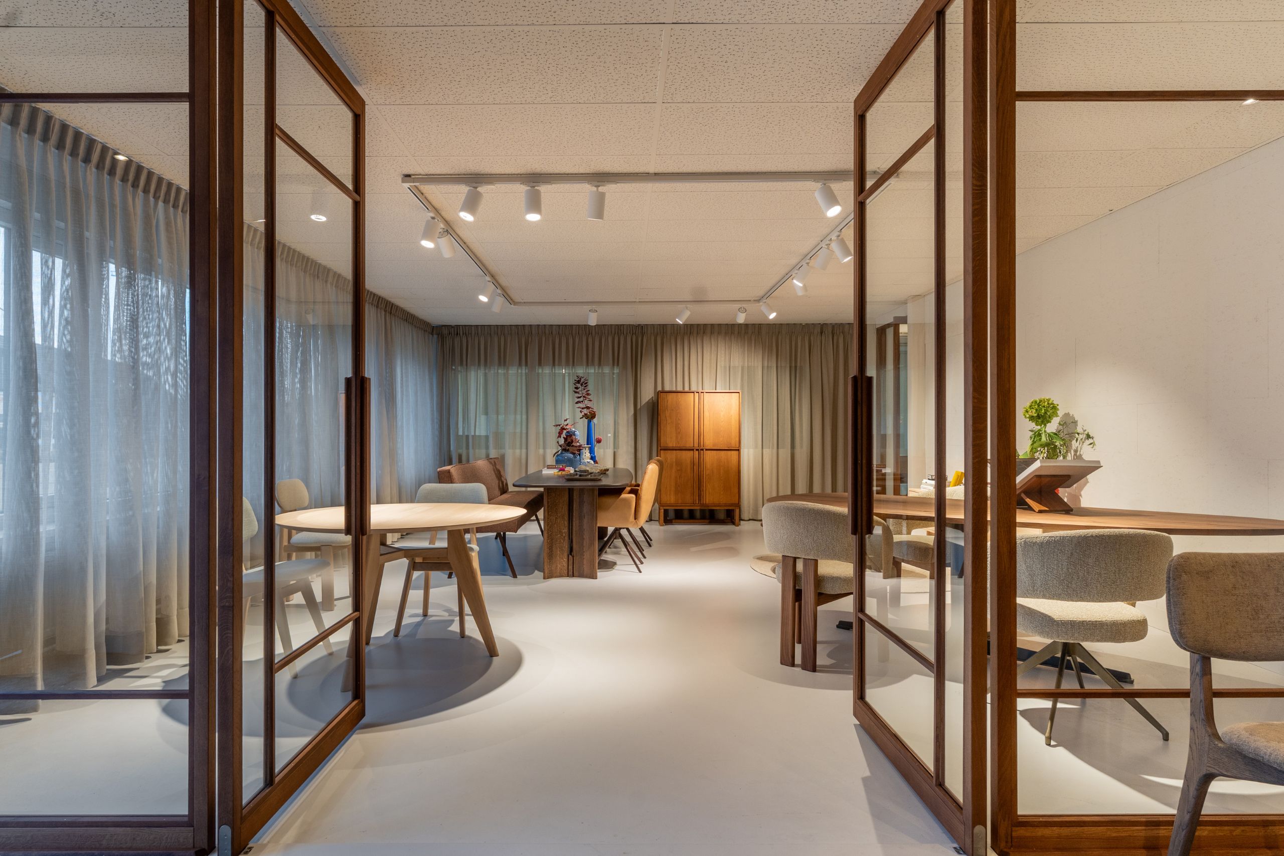 Openslaande houten deuren naar de toonkamers van Van Tafel