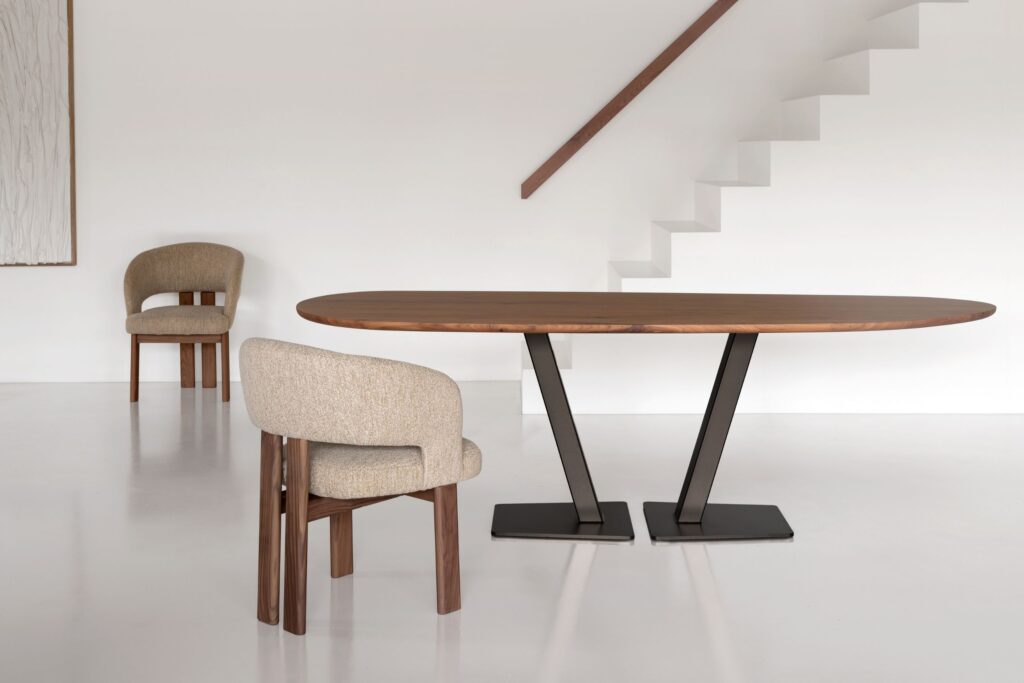 Organische houten tafel Herz met luxe eetkamerstoelen Marjon met houten poot