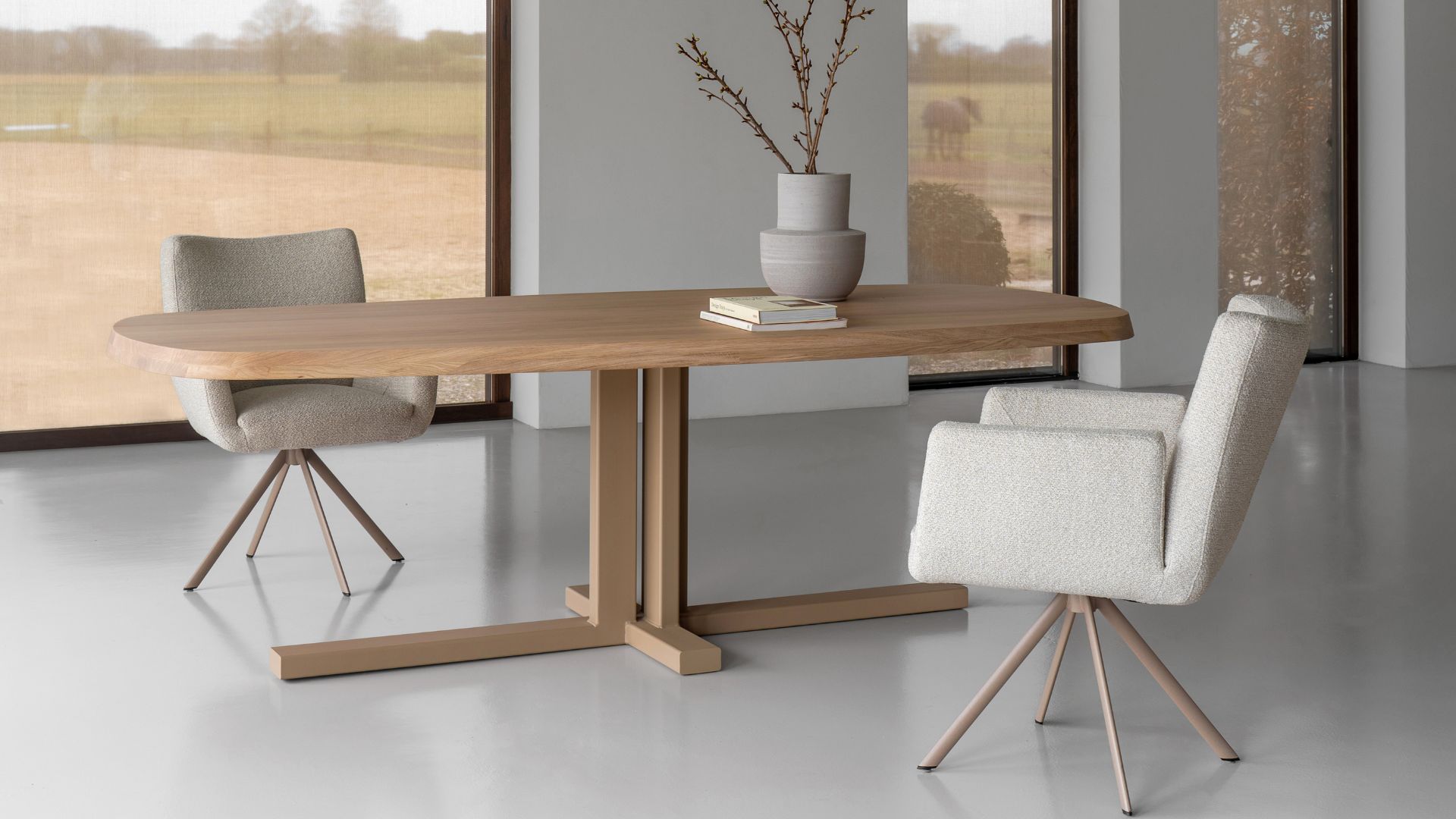 Houten tafel met champagne metalen onderstel