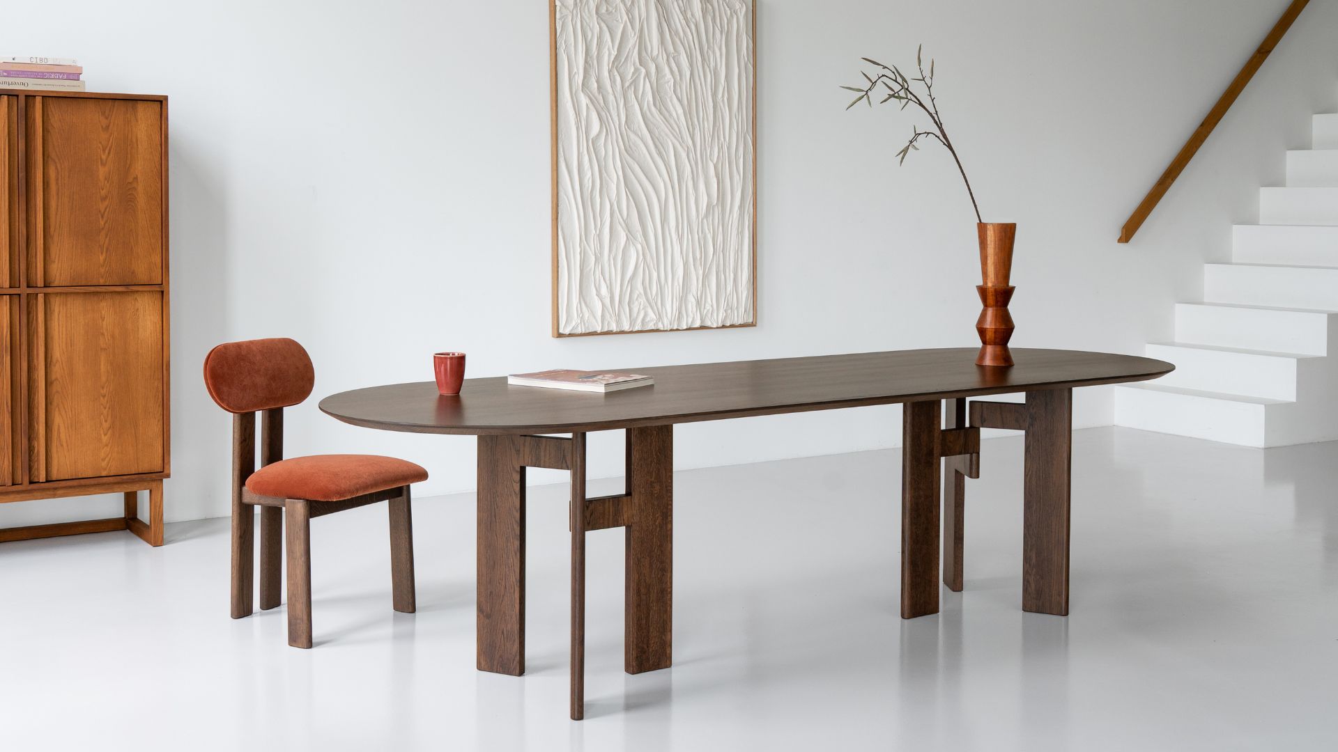 Houten eettafel, stoel met houten poot en houten buffetkast Van Tafel