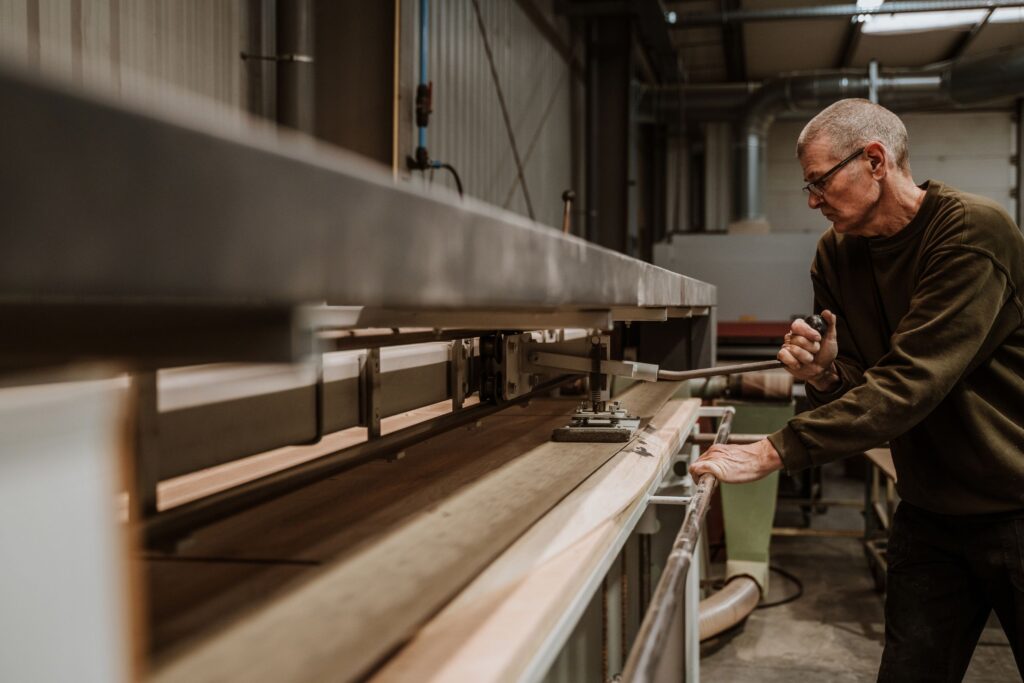 Werkzaamheden in de werkplaats van Van Tafel