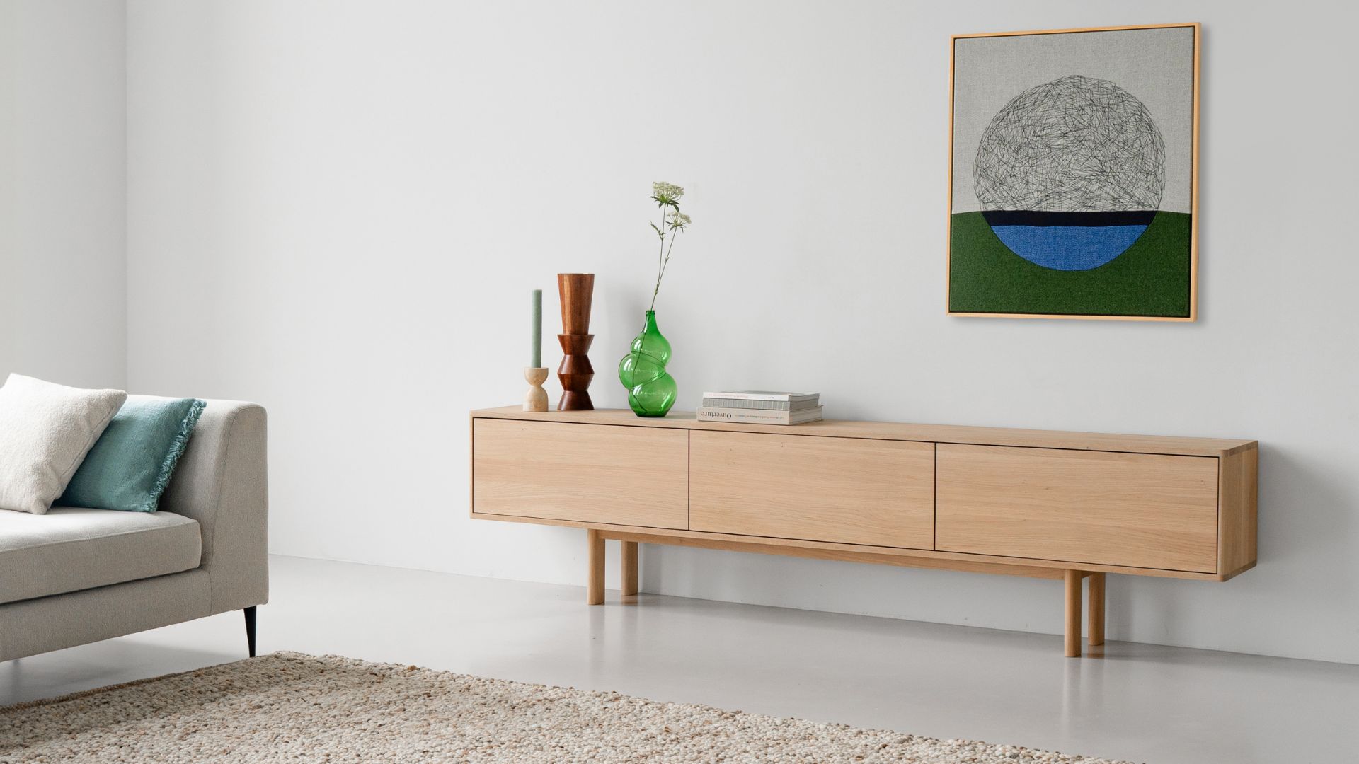 Houten tv-kast op pootjes met 3 kleppen