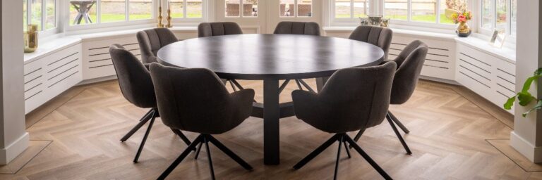 Grote ronde tafel met 8 stoelen