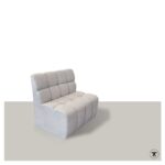 Stoffen eetkamerbank Kuub met doorgestikte naden en doorlopend onderstel.