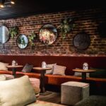 Eetkamerbank Pleno in velours stof met een zwart onderstel.