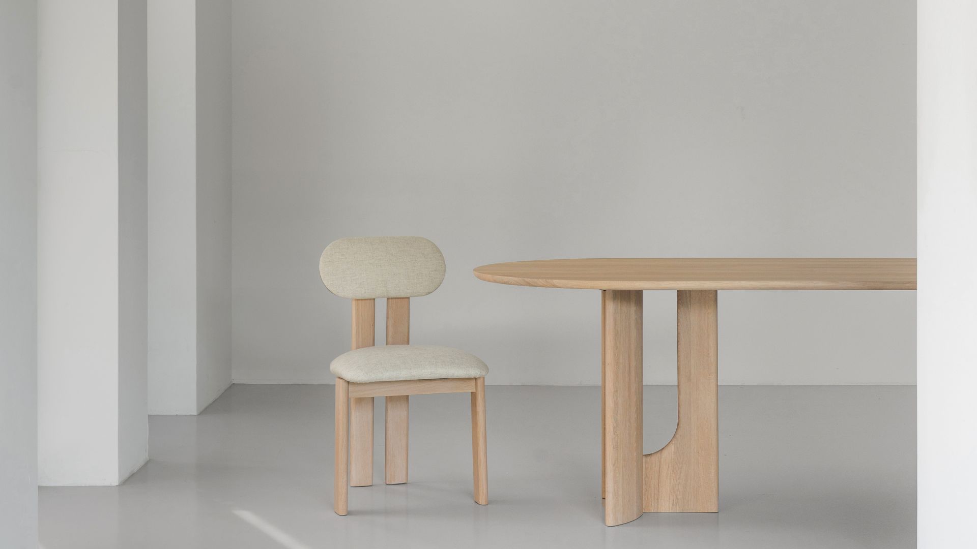 Houten stoel Wendy en licht eiken met Deens ovale tafel Dada