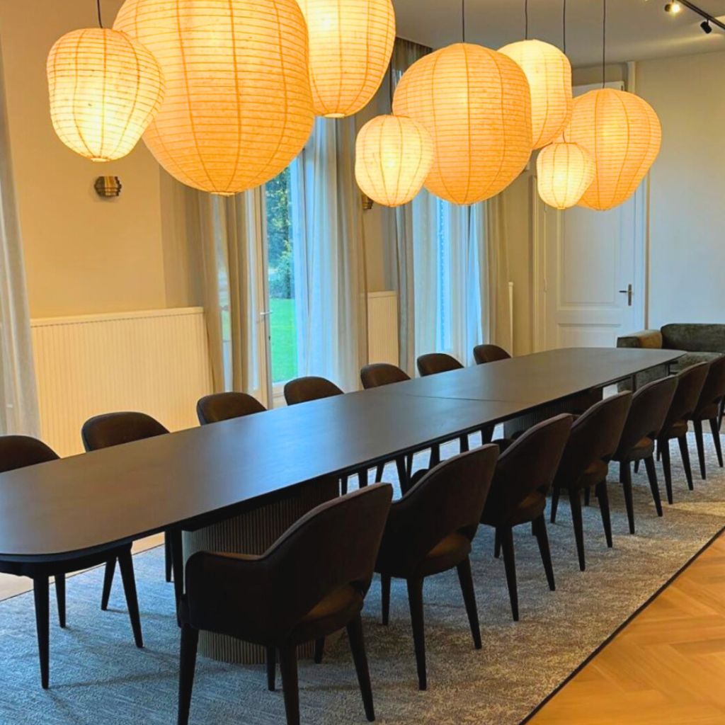 Hele lange donkere vergadertafel