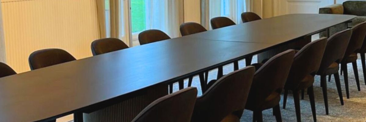 Lange houten vergadertafel in donkere kleur