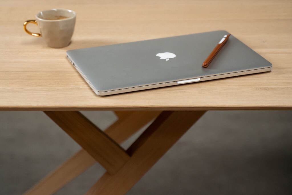 Houten tafel met laptop en koffie
