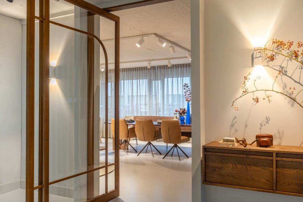 Houten deur met glas, sierlijke belijning