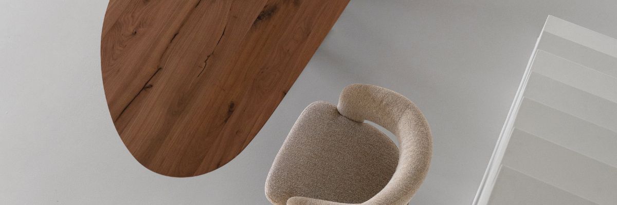 Bovenaanzicht van organische houten eettafel met eetkamerstoel Marjon