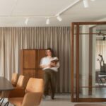 Open houten taatsdeur tussen twee ruimtes