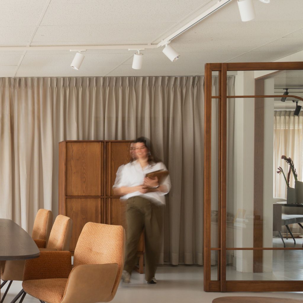 Open houten taatsdeur tussen twee ruimtes