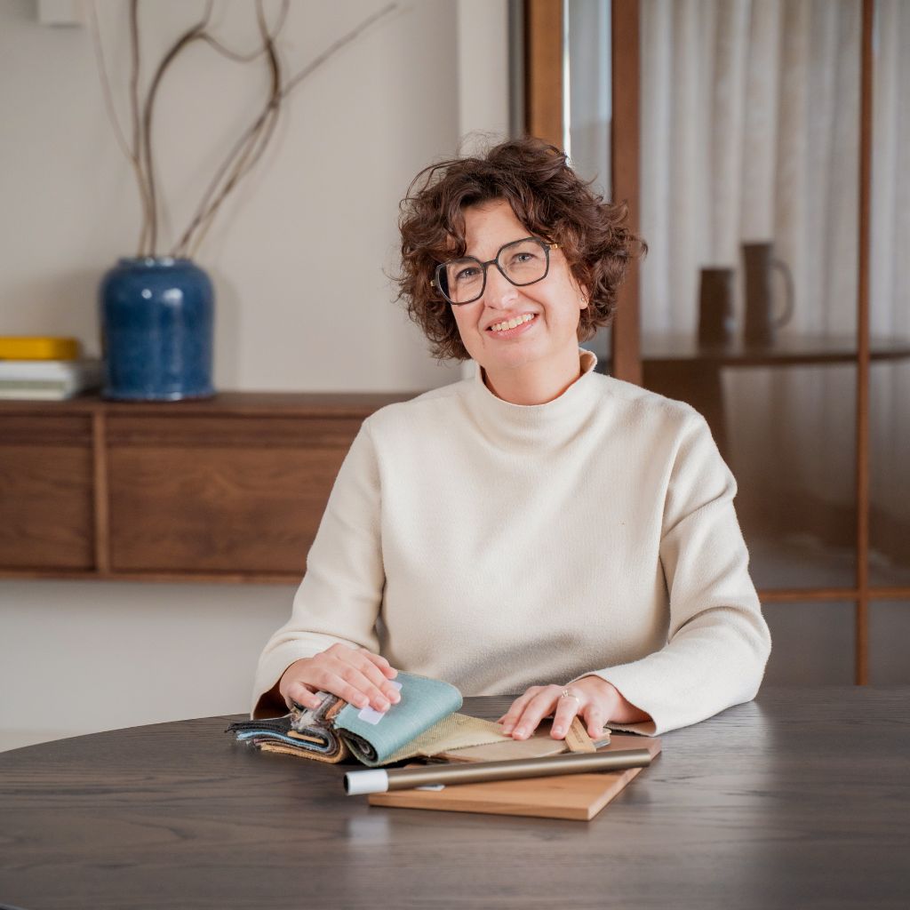 Chantal aan tafel in de toonkamers van Van Tafel voor advies op maat