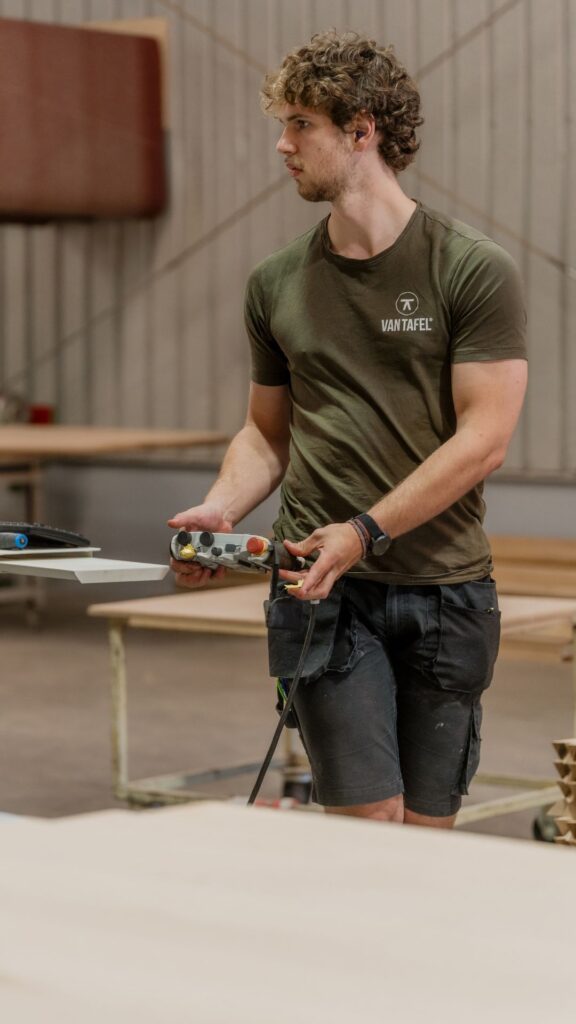 Jules Van Tafel aan het werk in de werkplaats