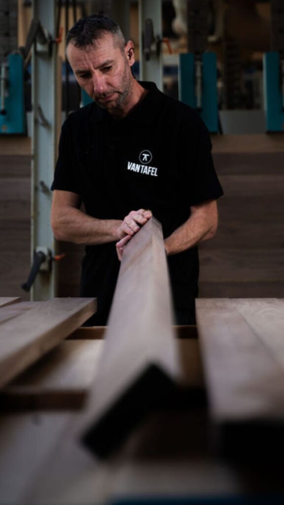 Raoul Van Tafel aan het werk in de werkplaats