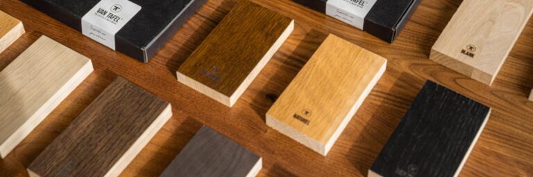 Verschillende kleine houten kleurstalen van eikenhout Van Tafel