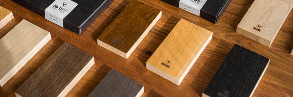 Verschillende kleine houten kleurstalen van eikenhout Van Tafel