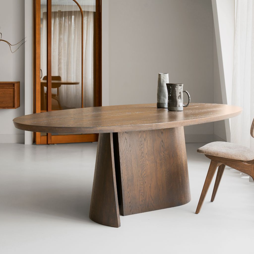 Grote ovale houten eettafel met golvend organisch onderstel