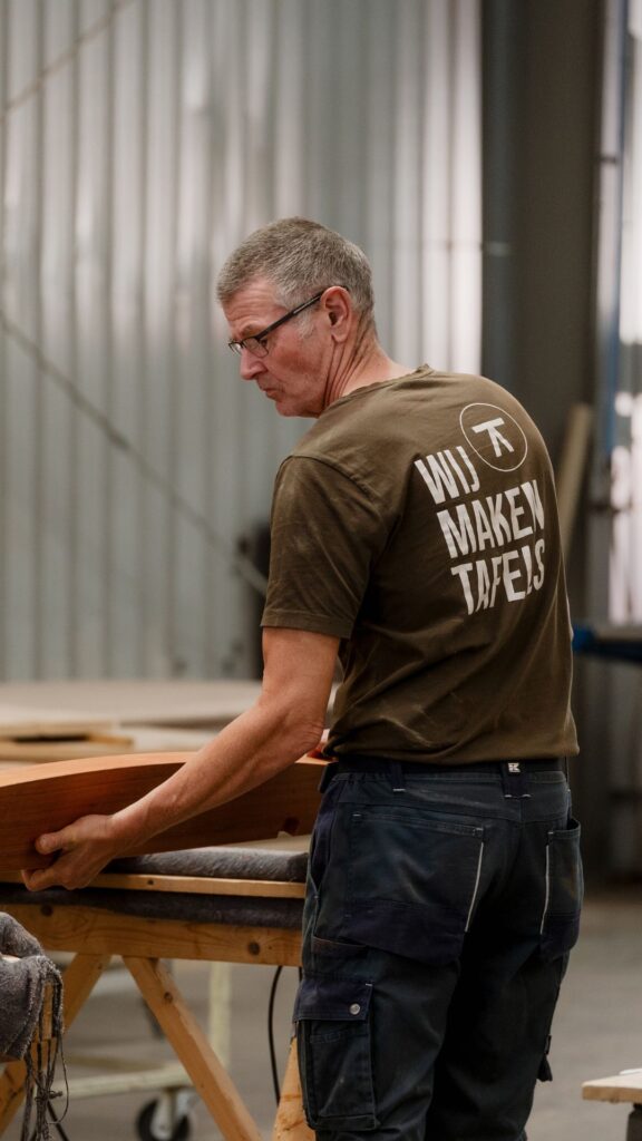 Aan het werk in de werkplaats van Van Tafel