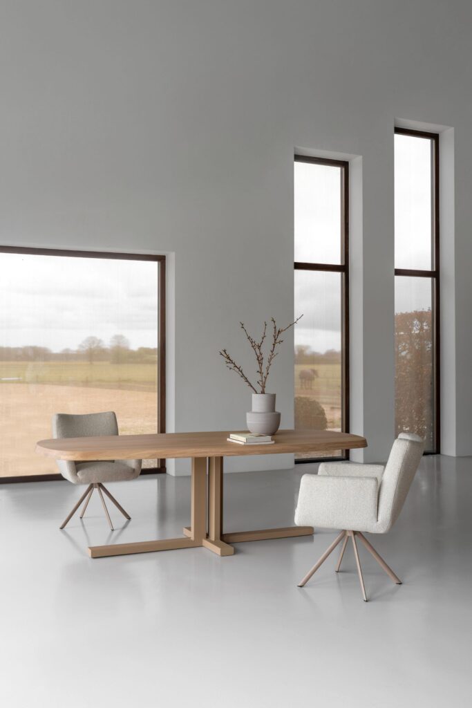 Fins ovale tafel Rootz met champagne kleur onderstel