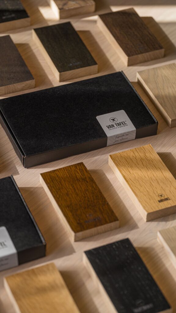 Diverse kleurstalen van hout met verzenddoosje Van Tafel
