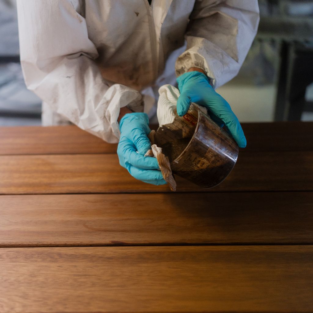 Close-up van ambachtelijk werk in de werkplaats van Van Tafel