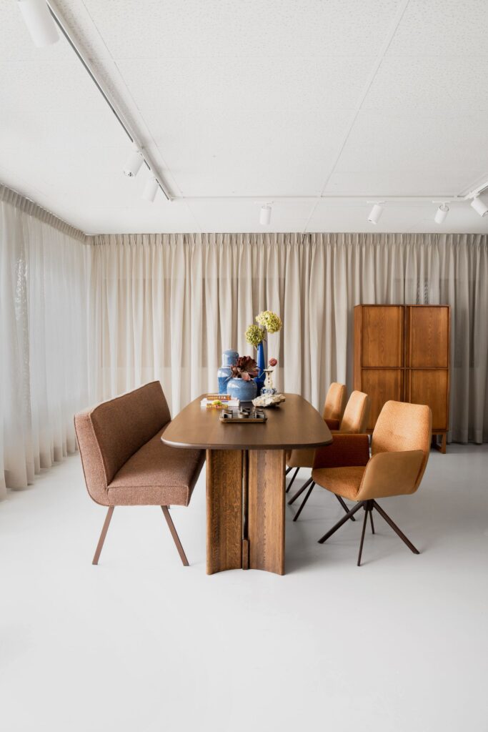 Deens ovale tafel met houten wang onderstel in de toonkamers van Van Tafel