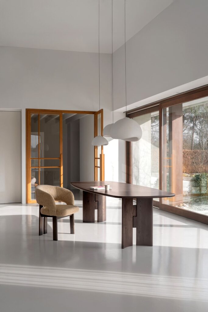 Fins ovale tafel Pasha in licht ruimte met glaswand
