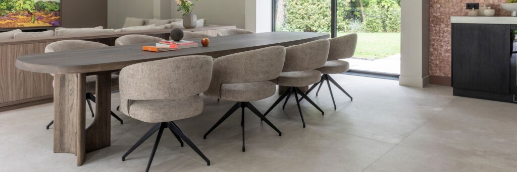 Deens ovale eettafel met acht stoelen