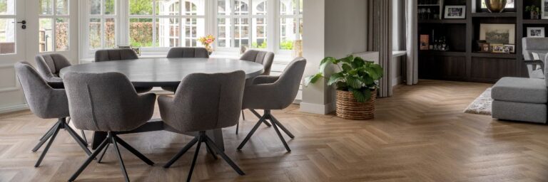 Grote ronde tafel in ruime woonkamer
