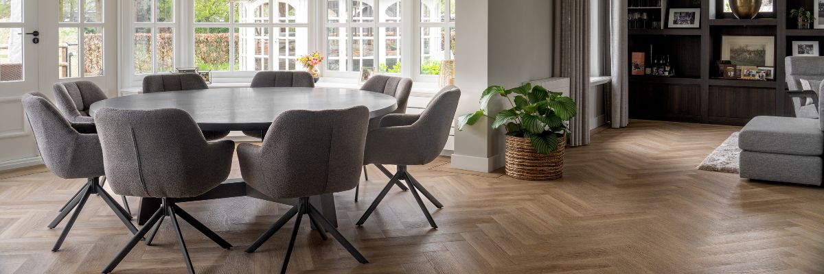 Grote ronde tafel in ruime woonkamer